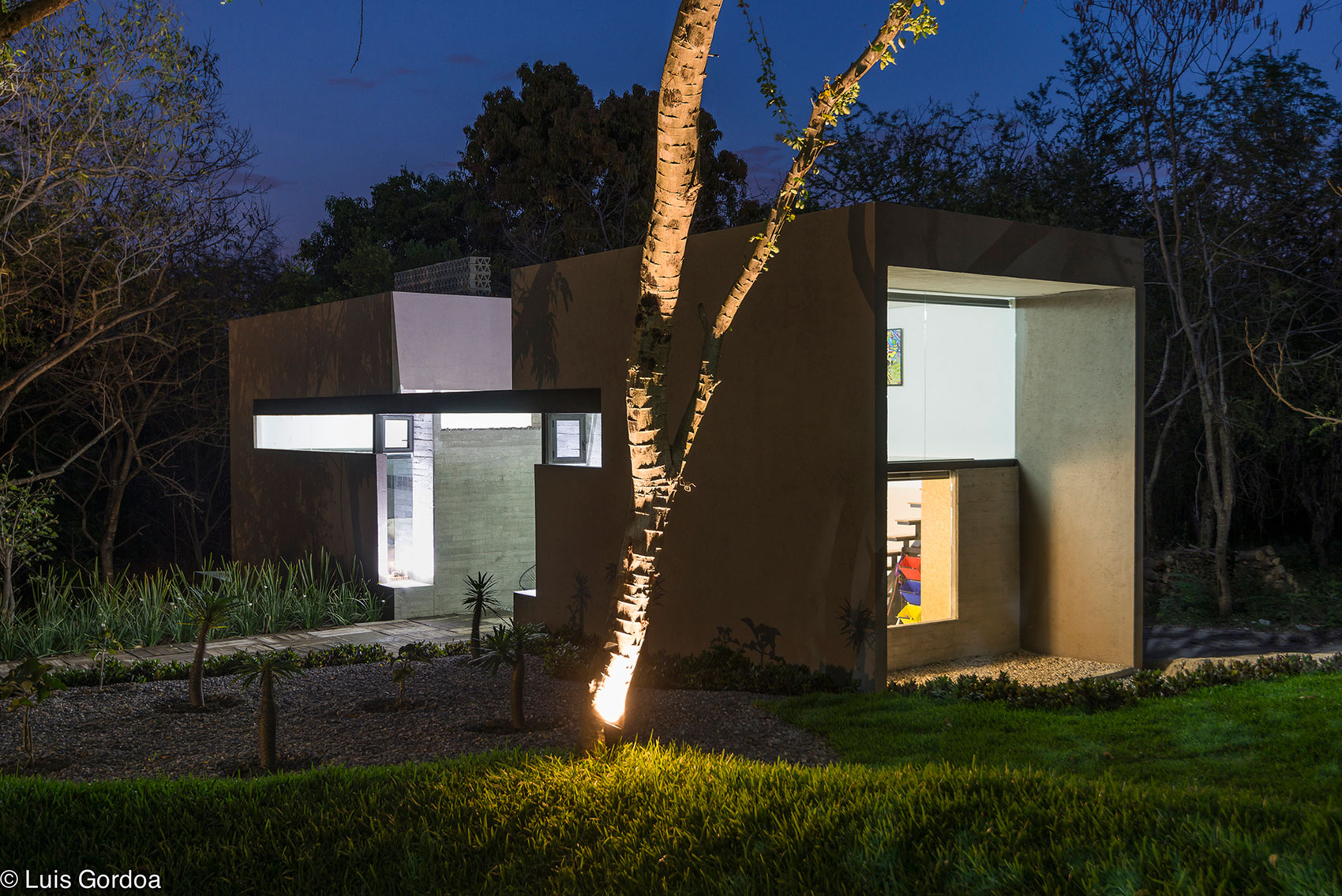 A Stylish Concrete House with Playful and Elegant Interiors in Morelos, Mexico by GBF Taller de Arquitectura (21)