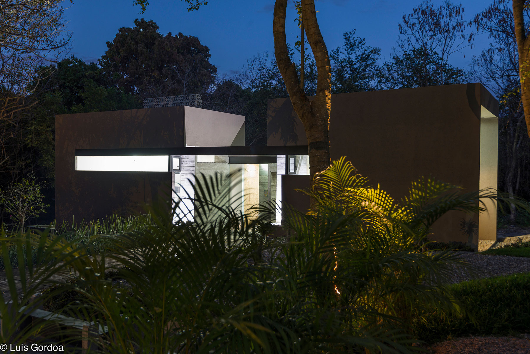 A Stylish Concrete House with Playful and Elegant Interiors in Morelos, Mexico by GBF Taller de Arquitectura (22)