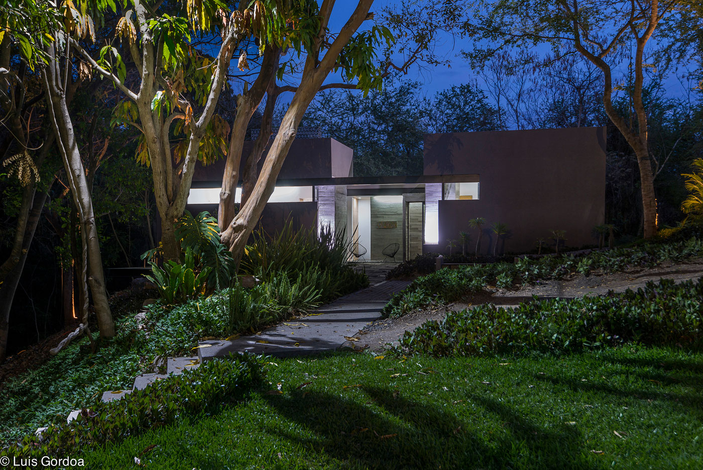 A Stylish Concrete House with Playful and Elegant Interiors in Morelos, Mexico by GBF Taller de Arquitectura (23)