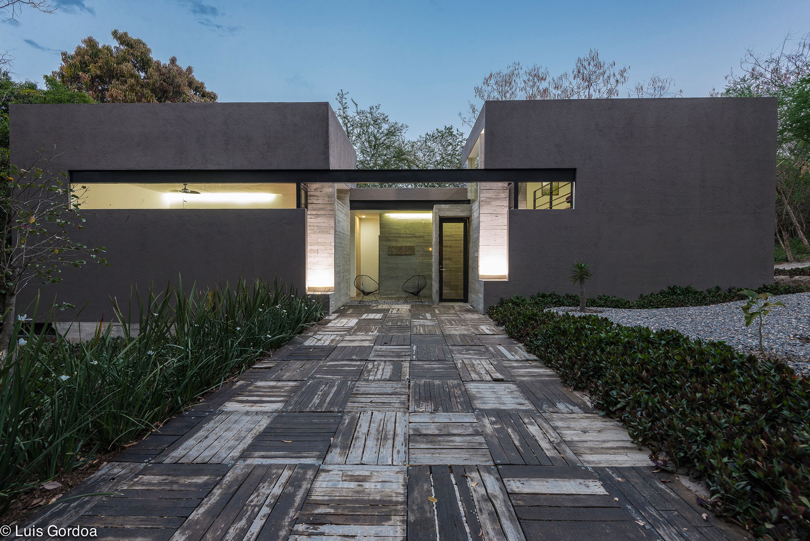 A Stylish Concrete House with Playful and Elegant Interiors in Morelos, Mexico by GBF Taller de Arquitectura (24)