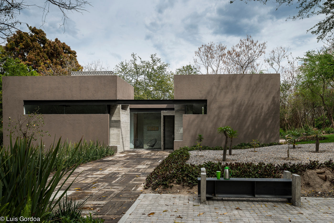 A Stylish Concrete House with Playful and Elegant Interiors in Morelos, Mexico by GBF Taller de Arquitectura (4)