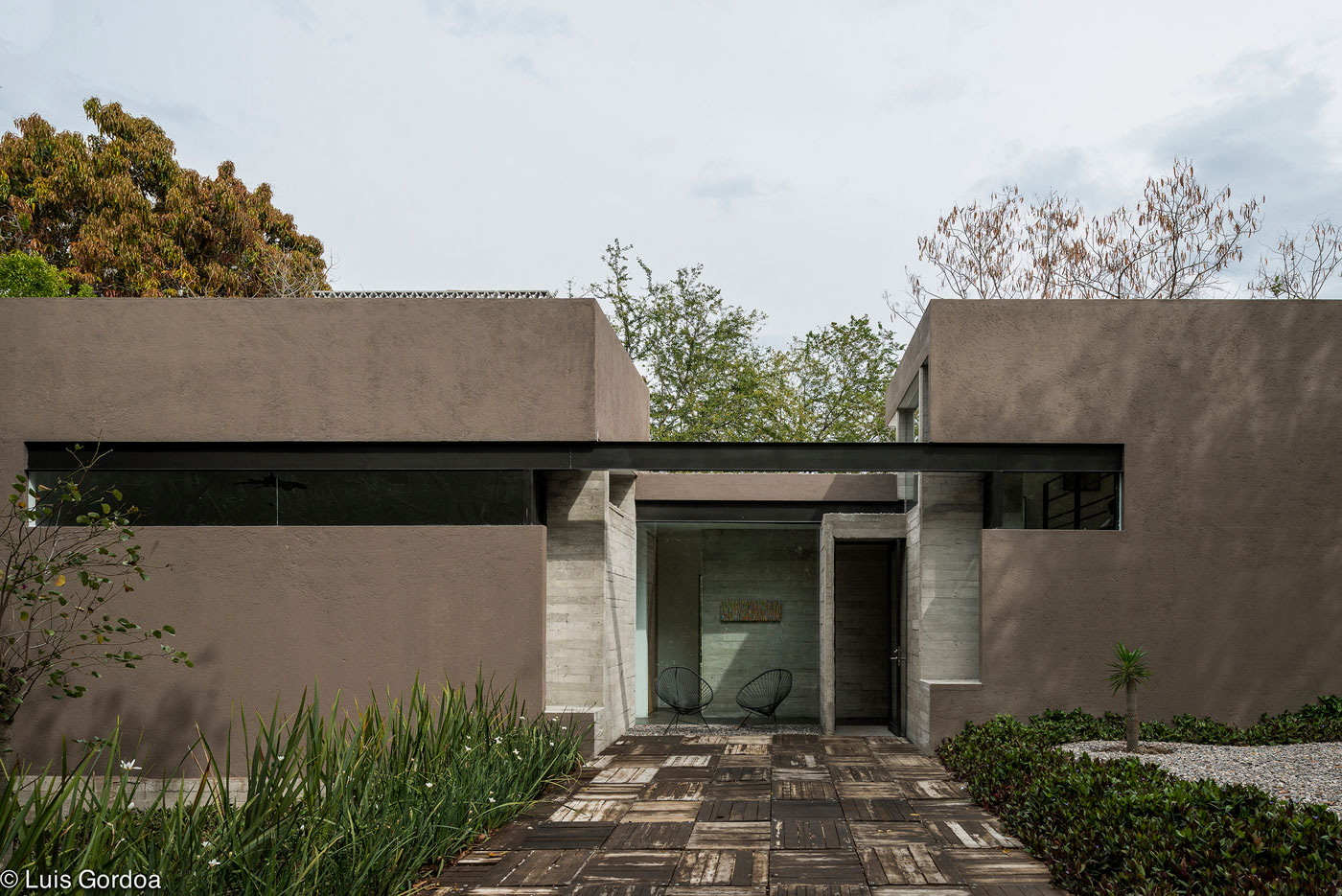 A Stylish Concrete House with Playful and Elegant Interiors in Morelos, Mexico by GBF Taller de Arquitectura (5)