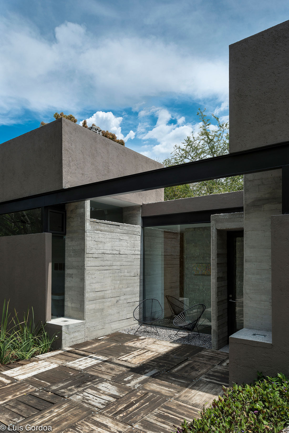 A Stylish Concrete House with Playful and Elegant Interiors in Morelos, Mexico by GBF Taller de Arquitectura (7)