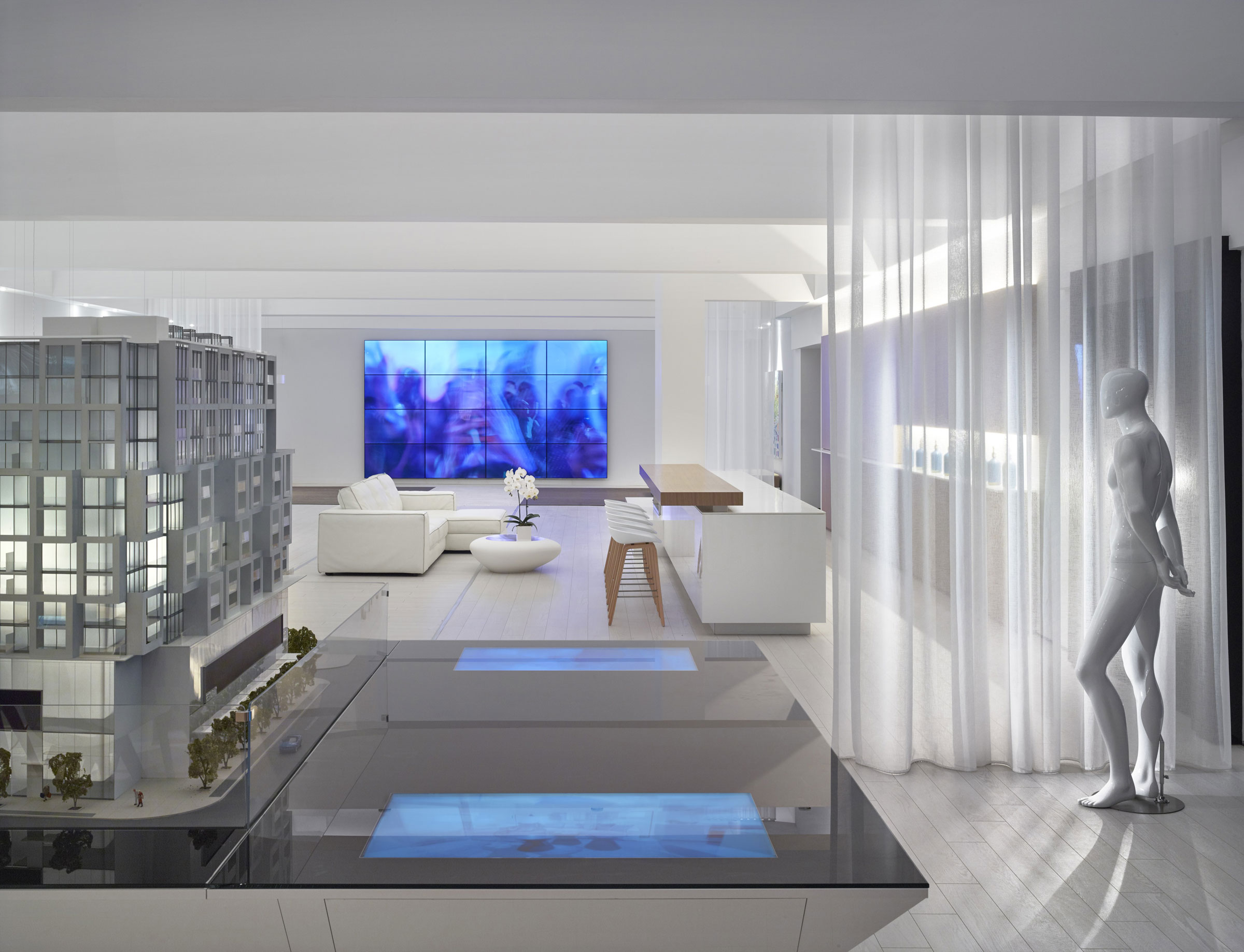 A Stylish Contemporary Home Brimming with Art in Toronto by Cecconi Simone (2)