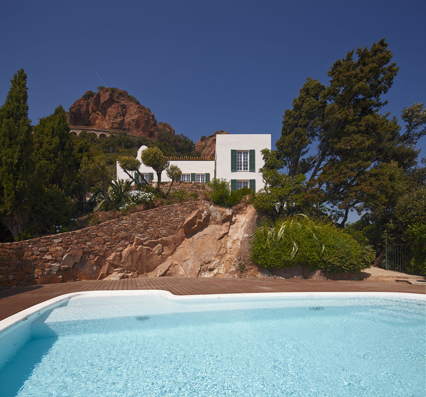 A Stylish Contemporary Home Full of Charm and Elegance in Théoule-sur-Mer, France by 4a Architekten (1)
