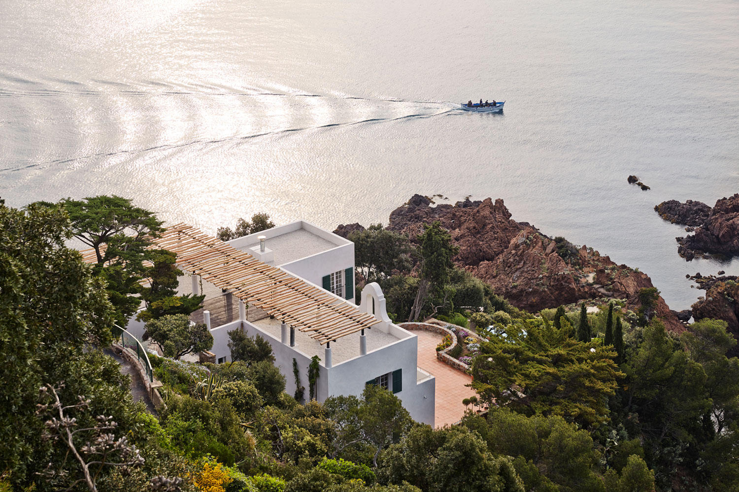 A Stylish Contemporary Home Full of Charm and Elegance in Théoule-sur-Mer, France by 4a Architekten (2)