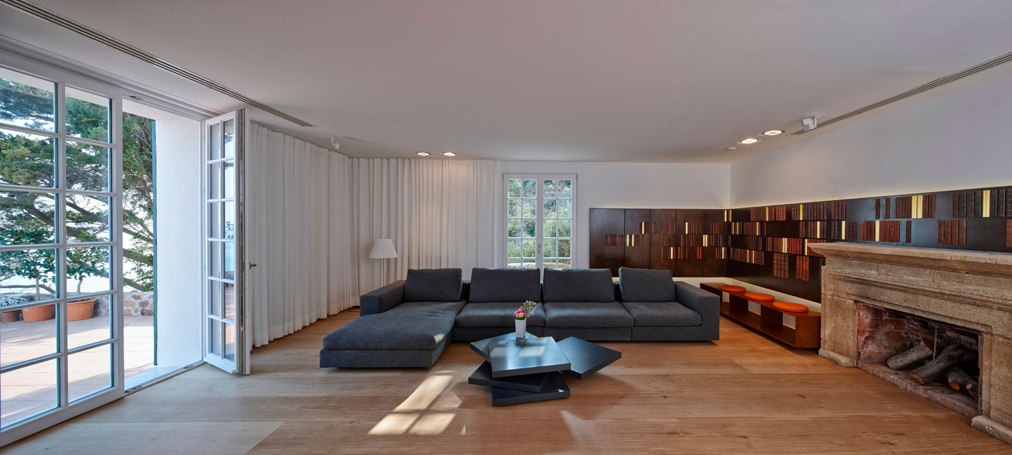 A Stylish Contemporary Home Full of Charm and Elegance in Théoule-sur-Mer, France by 4a Architekten (3)