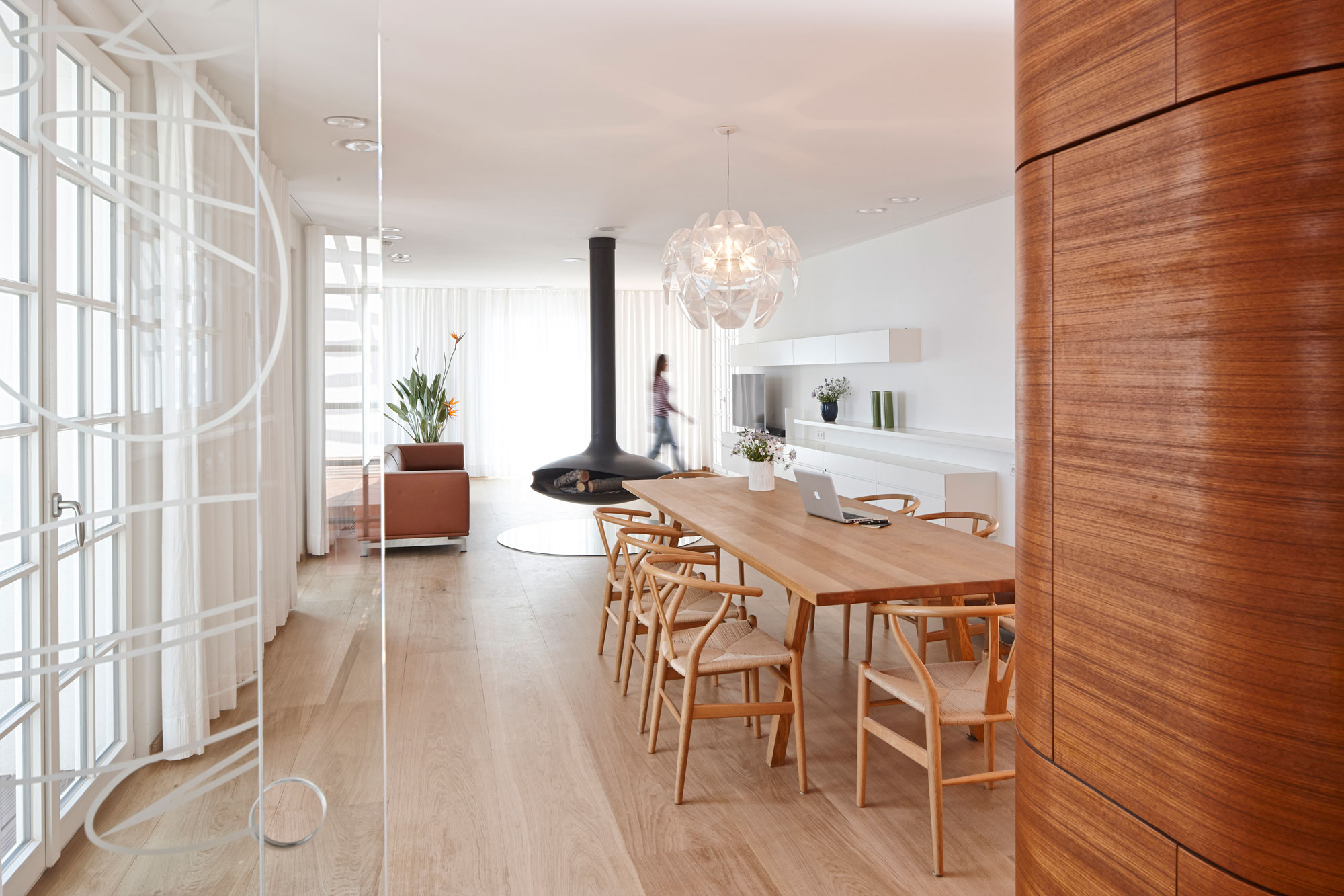 A Stylish Contemporary Home Full of Charm and Elegance in Théoule-sur-Mer, France by 4a Architekten (7)
