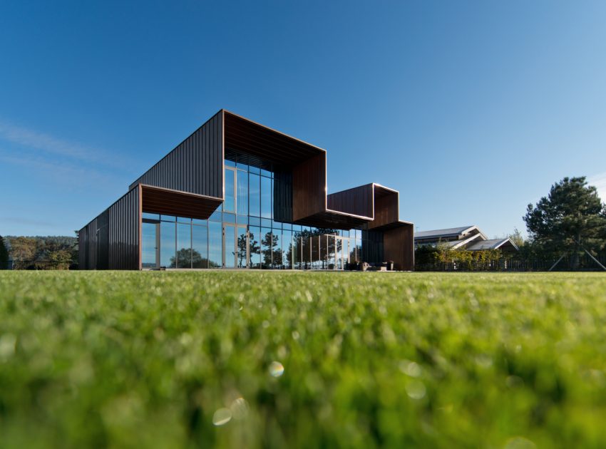 A Stylish Contemporary Home with Clean and Minimalist Facade in Kaunas by Architectural Bureau G.Natkevicius & Partners (2)