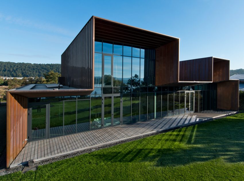 A Stylish Contemporary Home with Clean and Minimalist Facade in Kaunas by Architectural Bureau G.Natkevicius & Partners (3)