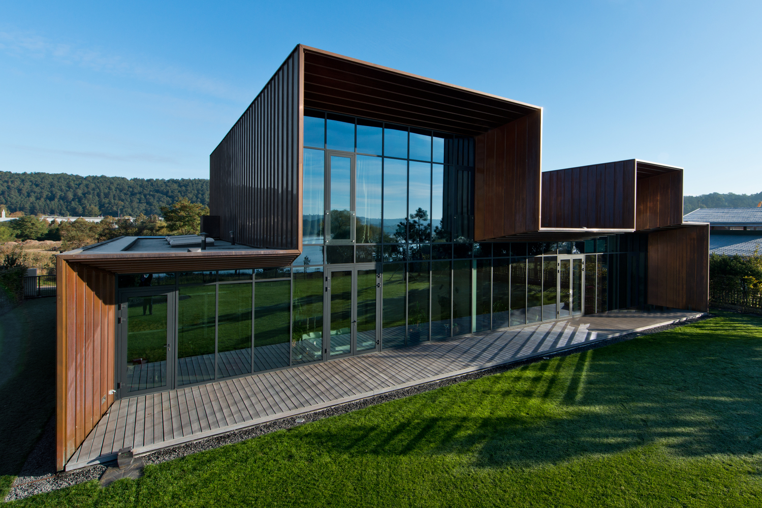 A Stylish Contemporary Home with Clean and Minimalist Facade in Kaunas by Architectural Bureau G.Natkevicius & Partners (3)