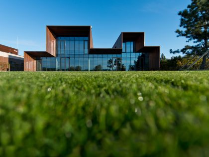 A Stylish Contemporary Home with Clean and Minimalist Facade in Kaunas by Architectural Bureau G.Natkevicius & Partners (4)