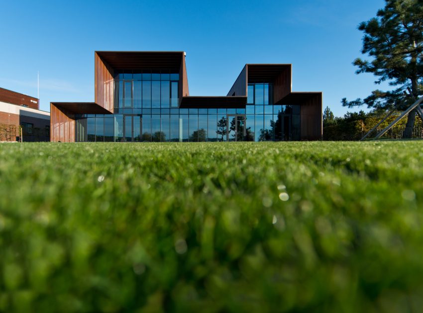 A Stylish Contemporary Home with Clean and Minimalist Facade in Kaunas by Architectural Bureau G.Natkevicius & Partners (4)