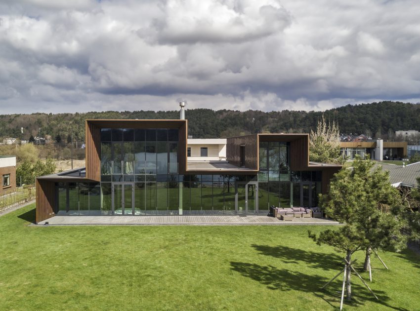 A Stylish Contemporary Home with Clean and Minimalist Facade in Kaunas by Architectural Bureau G.Natkevicius & Partners (5)