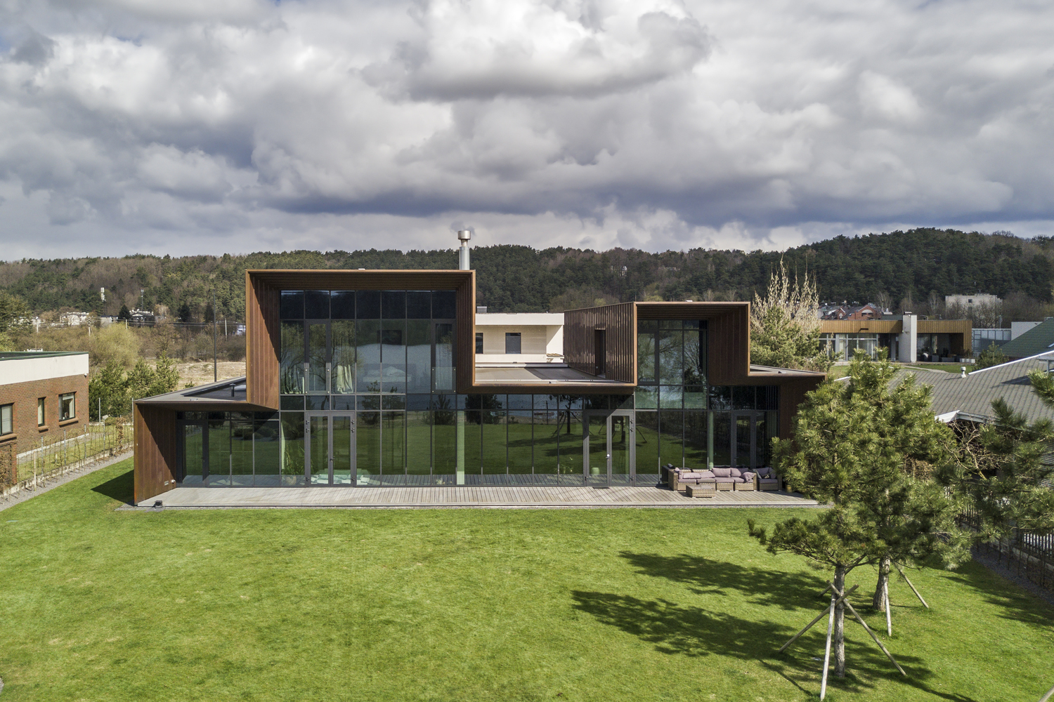 A Stylish Contemporary Home with Clean and Minimalist Facade in Kaunas by Architectural Bureau G.Natkevicius & Partners (5)