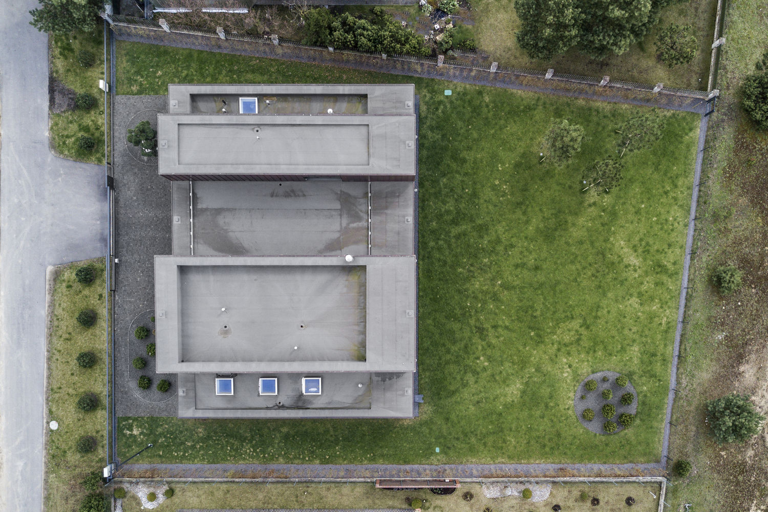 A Stylish Contemporary Home with Clean and Minimalist Facade in Kaunas by Architectural Bureau G.Natkevicius & Partners (9)