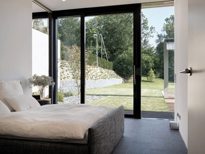 A Stylish Contemporary Home with Exquisite Landscaping in Waldenbuch, Germany by Von Bock Architekten (11)