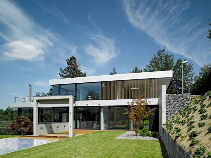 A Stylish Contemporary Home with Exquisite Landscaping in Waldenbuch, Germany by Von Bock Architekten (2)