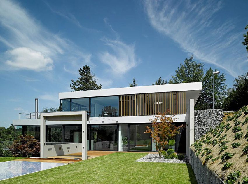 A Stylish Contemporary Home with Exquisite Landscaping in Waldenbuch, Germany by Von Bock Architekten (2)
