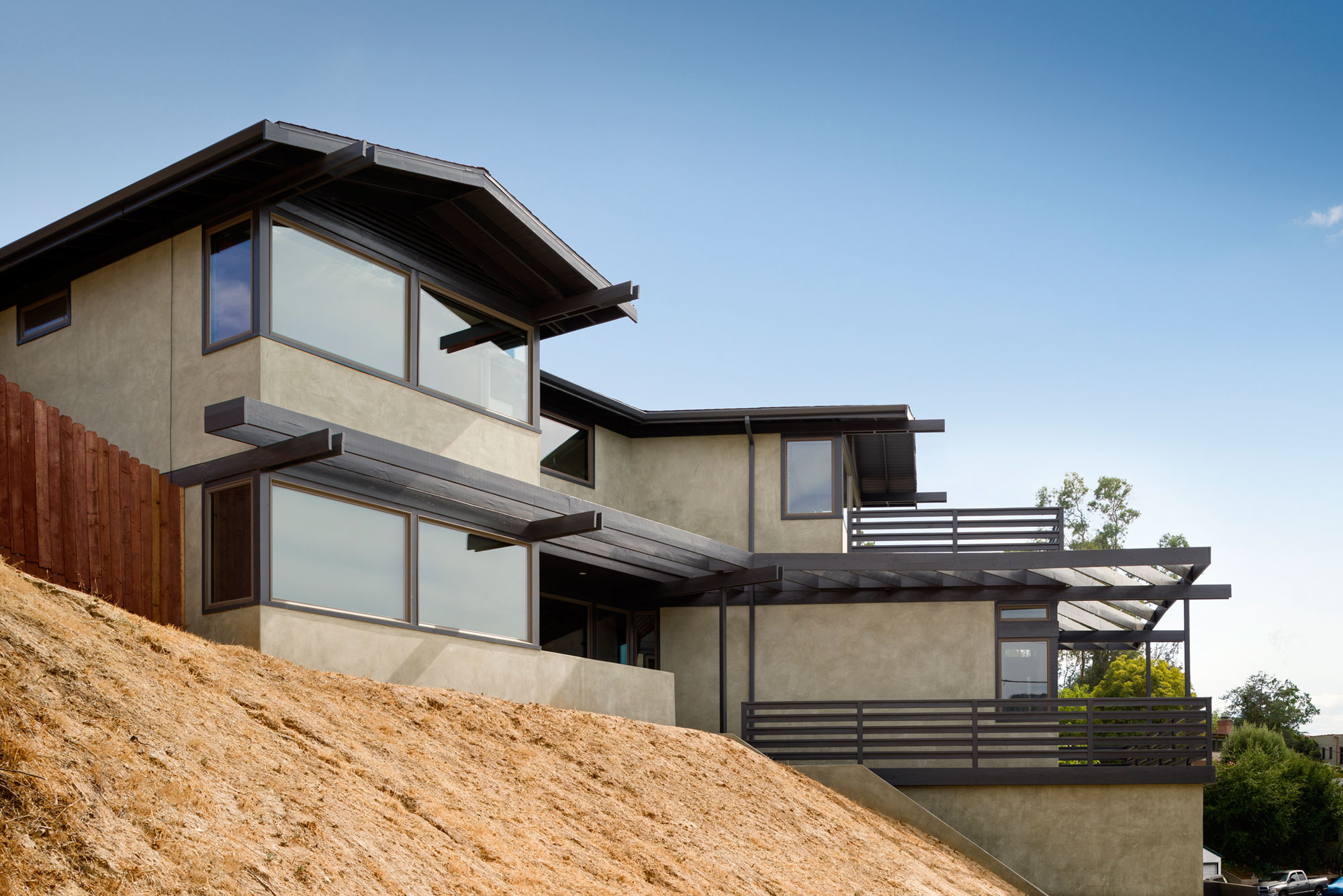 A Stylish Contemporary Home with Luminous Interiors in Los Angeles by Martin Fenlon Architecture (1)
