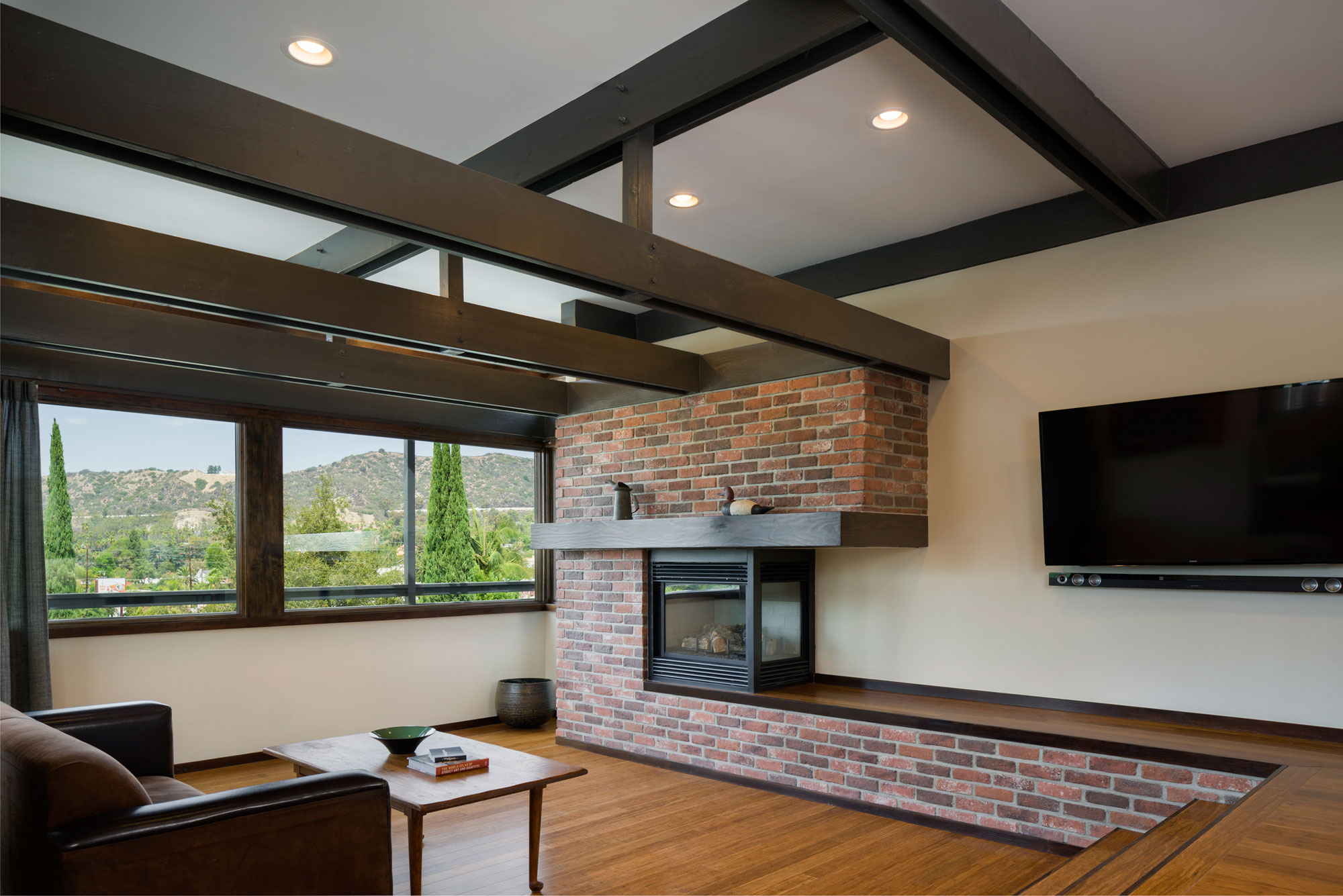 A Stylish Contemporary Home with Luminous Interiors in Los Angeles by Martin Fenlon Architecture (6)