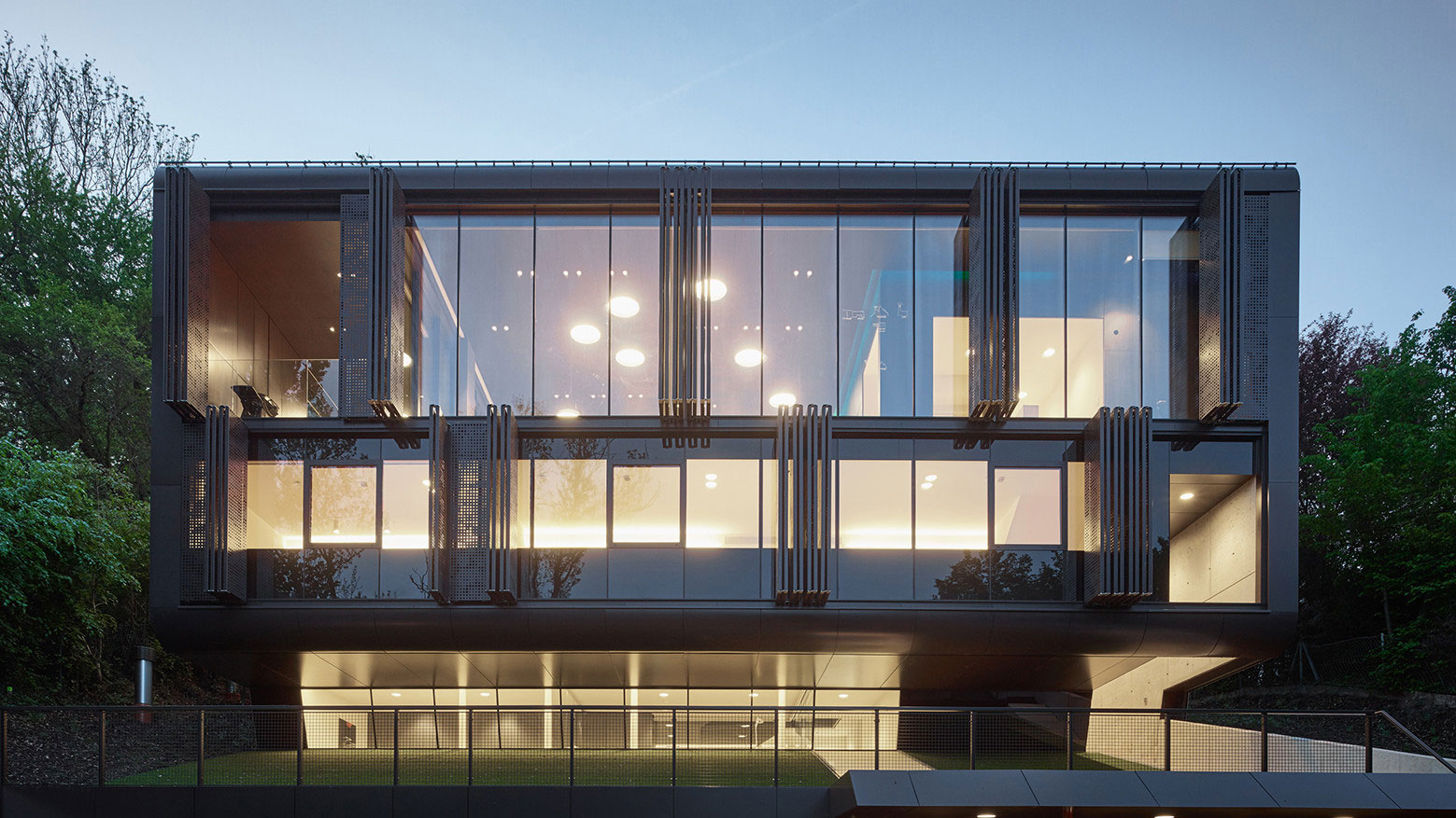 A Stylish Contemporary Home with Smart and Dynamic Façade in Linz, Austria by Archinauten (11)