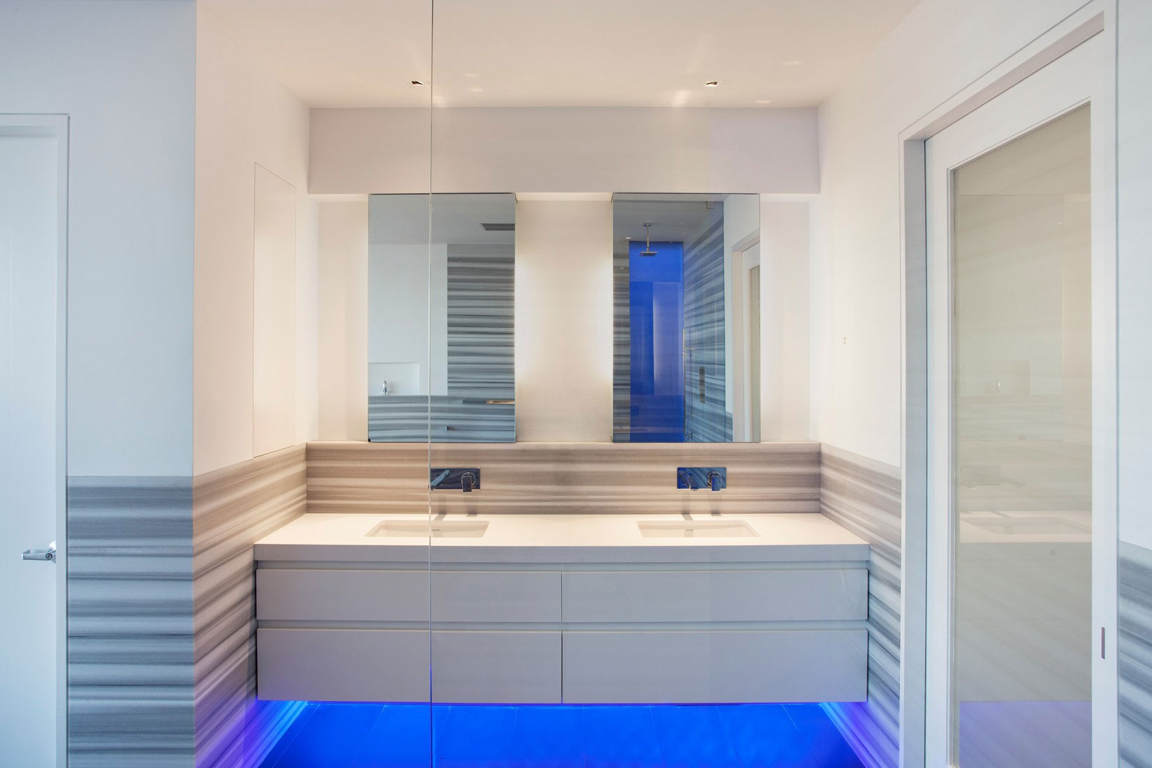 A Stylish Hillside Home Features Cantilevered Deck with Glass Floor in San Francisco by Jensen Architects (10)