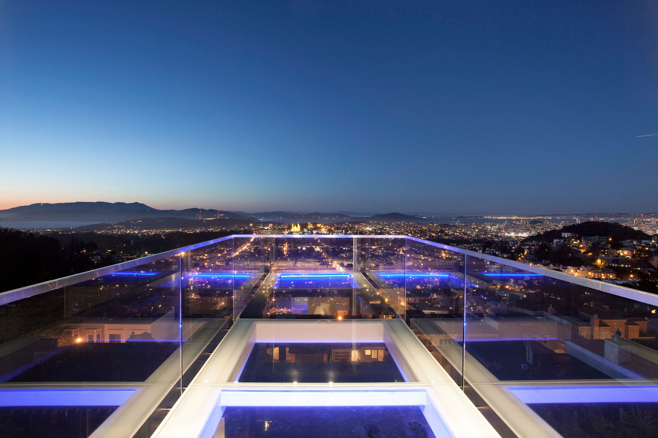 A Stylish Hillside Home Features Cantilevered Deck with Glass Floor in San Francisco by Jensen Architects (12)