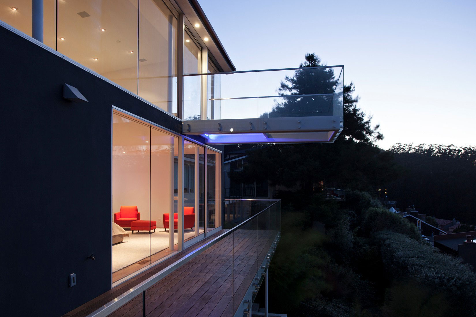 A Stylish Hillside Home Features Cantilevered Deck with Glass Floor in San Francisco by Jensen Architects (13)