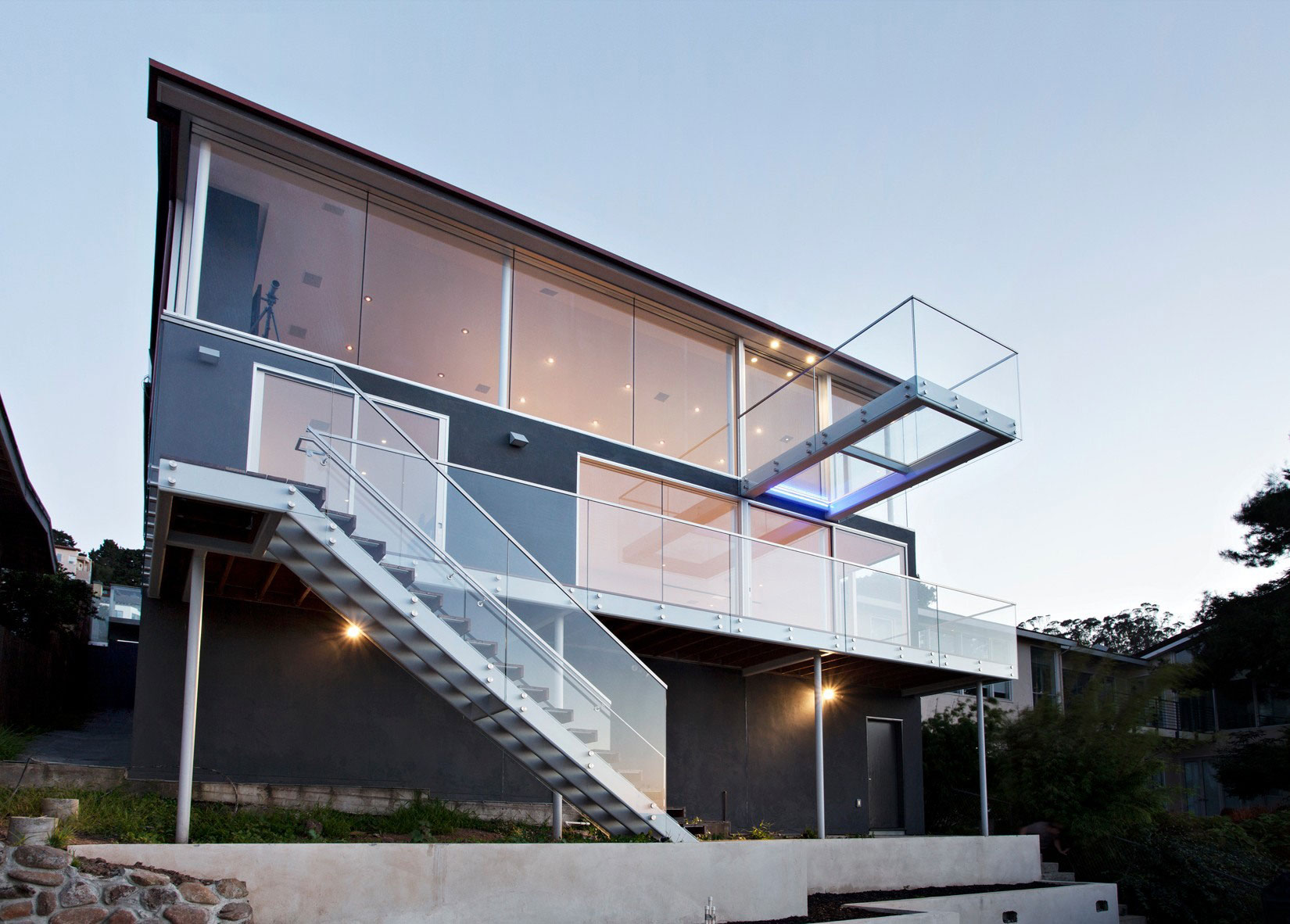 A Stylish Hillside Home Features Cantilevered Deck with Glass Floor in San Francisco by Jensen Architects (14)