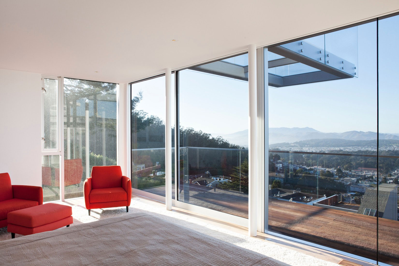 A Stylish Hillside Home Features Cantilevered Deck with Glass Floor in San Francisco by Jensen Architects (2)