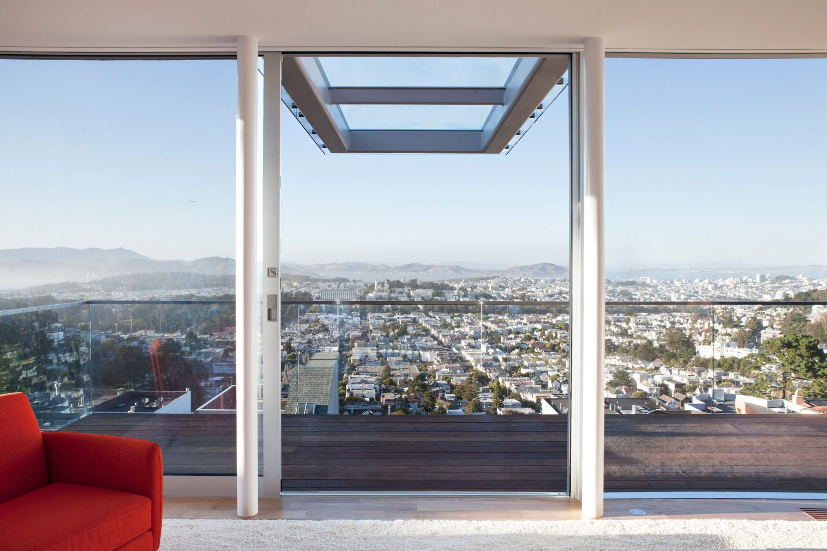 A Stylish Hillside Home Features Cantilevered Deck with Glass Floor in San Francisco by Jensen Architects (3)