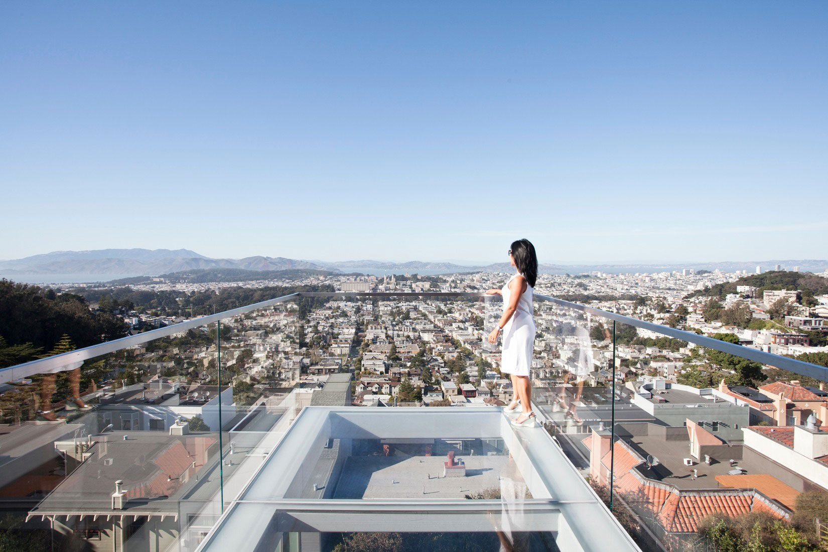 A Stylish Hillside Home Features Cantilevered Deck with Glass Floor in San Francisco by Jensen Architects (4)