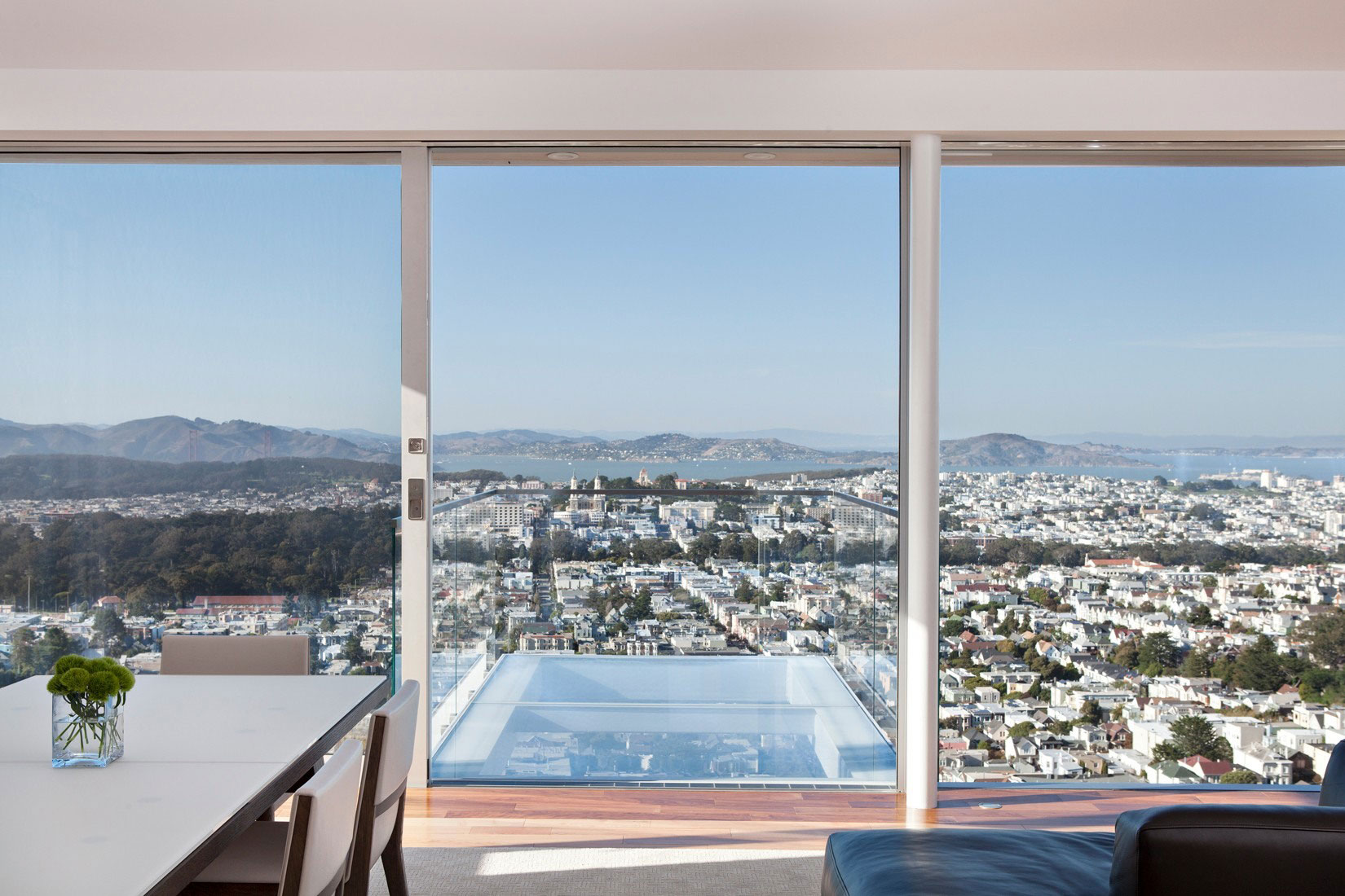 A Stylish Hillside Home Features Cantilevered Deck with Glass Floor in San Francisco by Jensen Architects (5)