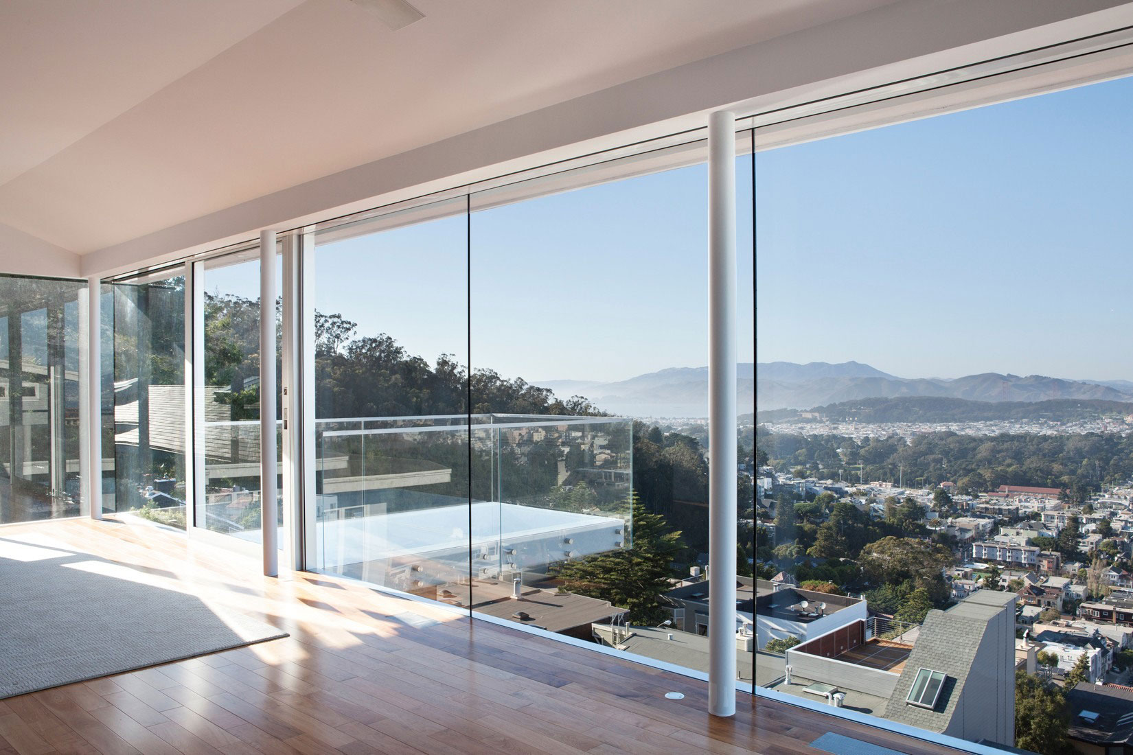 A Stylish Hillside Home Features Cantilevered Deck with Glass Floor in San Francisco by Jensen Architects (6)