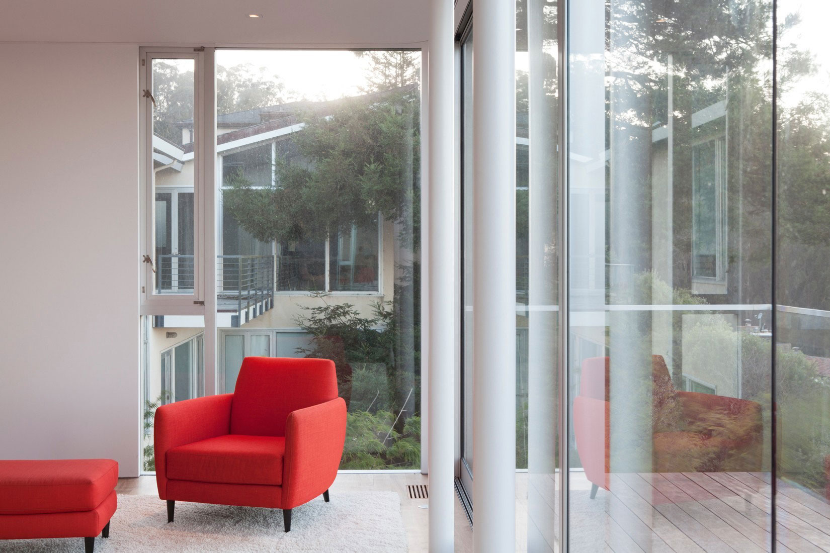 A Stylish Hillside Home Features Cantilevered Deck with Glass Floor in San Francisco by Jensen Architects (7)