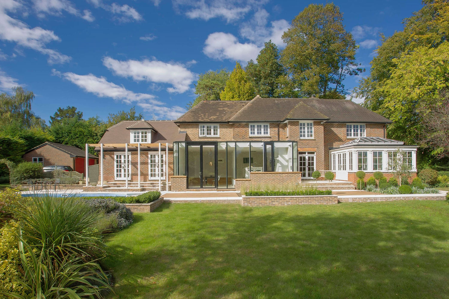 A Stylish Home Featuring a Warm and Elegant Color Palette in Winchester by OB Architecture (1)