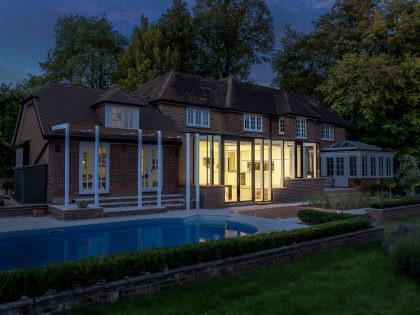 A Stylish Home Featuring a Warm and Elegant Color Palette in Winchester by OB Architecture (14)