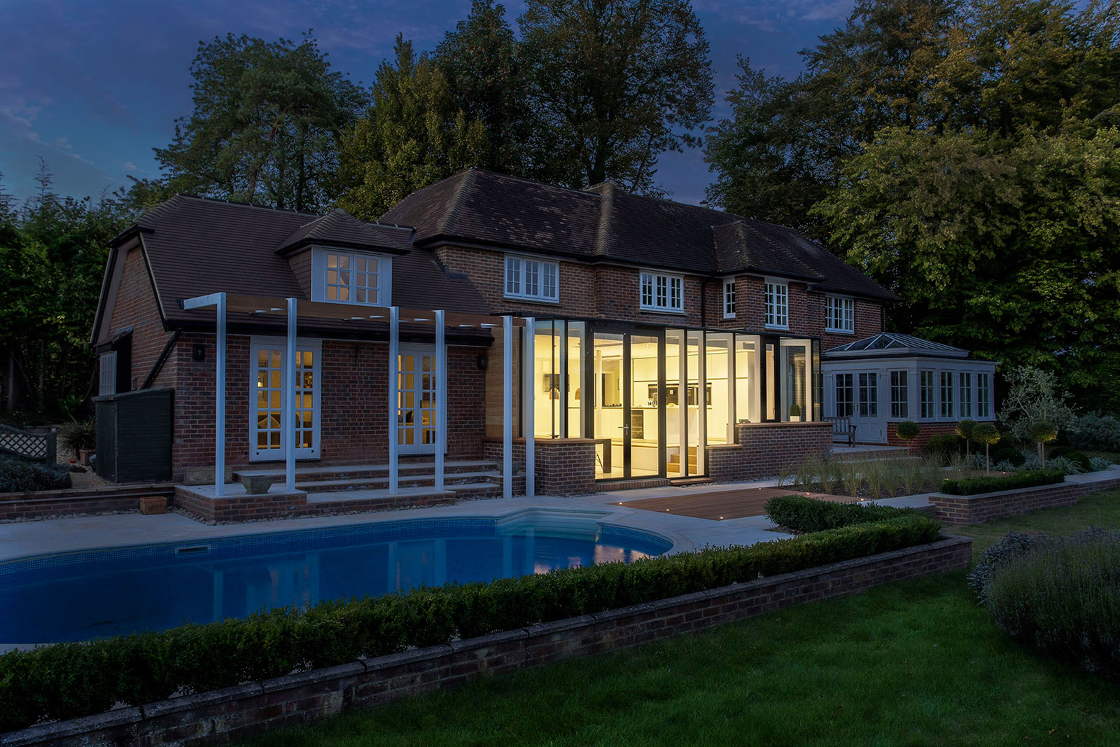 A Stylish Home Featuring a Warm and Elegant Color Palette in Winchester by OB Architecture (14)