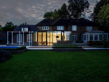 A Stylish Home Featuring a Warm and Elegant Color Palette in Winchester by OB Architecture (15)