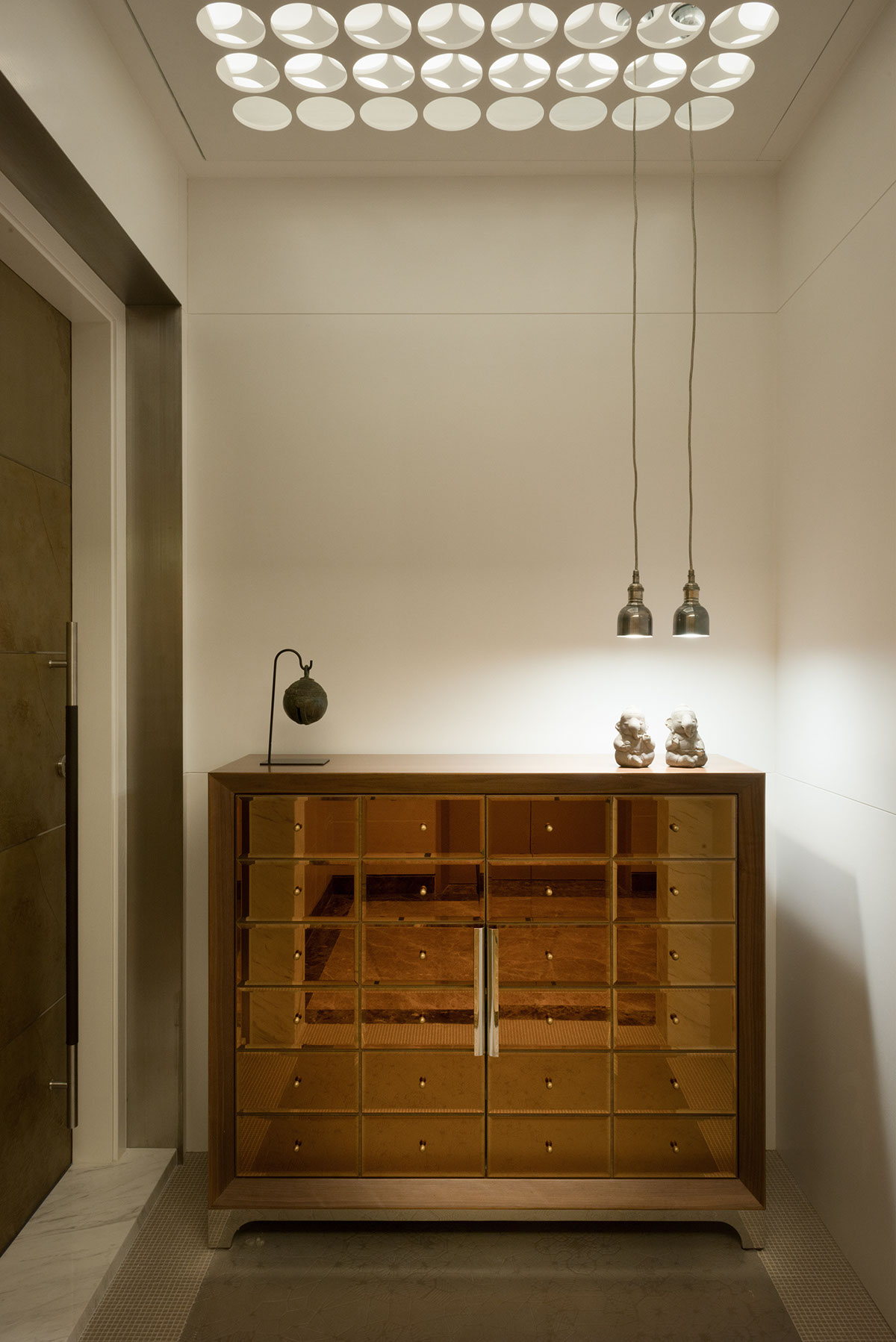 A Stylish Modern Apartment with Feng Shui-Inspired Interiors in Hong Kong by PplusP Designers (14)