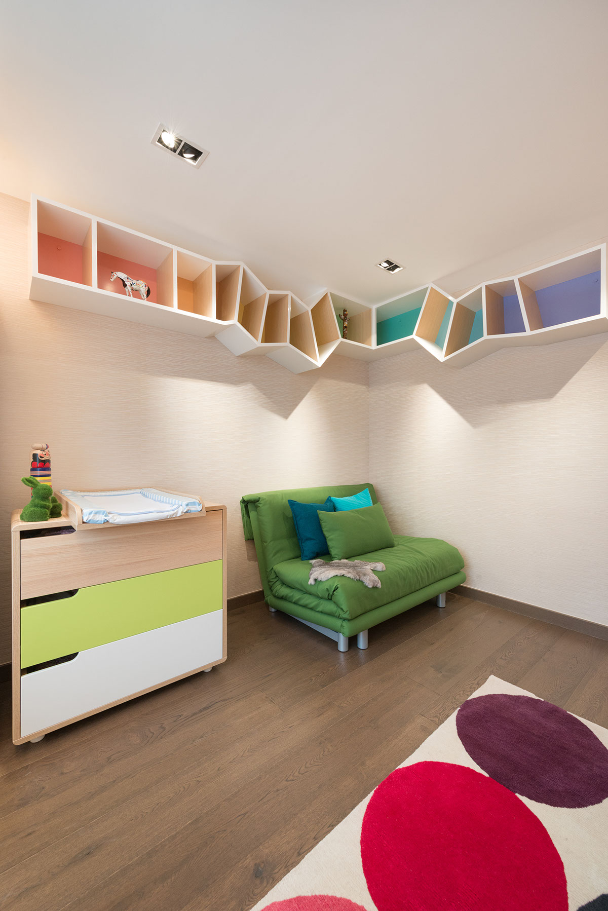 A Stylish Modern Apartment with Feng Shui-Inspired Interiors in Hong Kong by PplusP Designers (15)
