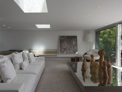 A Stylish Modern Home Sparkles with Classy and Luxurious Interiors in Rio de Janeiro by Studio Arthur Casas (1)