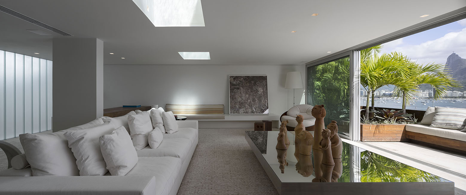 A Stylish Modern Home Sparkles with Classy and Luxurious Interiors in Rio de Janeiro by Studio Arthur Casas (1)