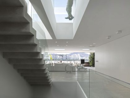 A Stylish Modern Home Sparkles with Classy and Luxurious Interiors in Rio de Janeiro by Studio Arthur Casas (10)