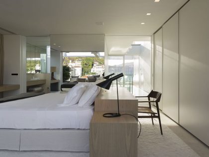 A Stylish Modern Home Sparkles with Classy and Luxurious Interiors in Rio de Janeiro by Studio Arthur Casas (11)