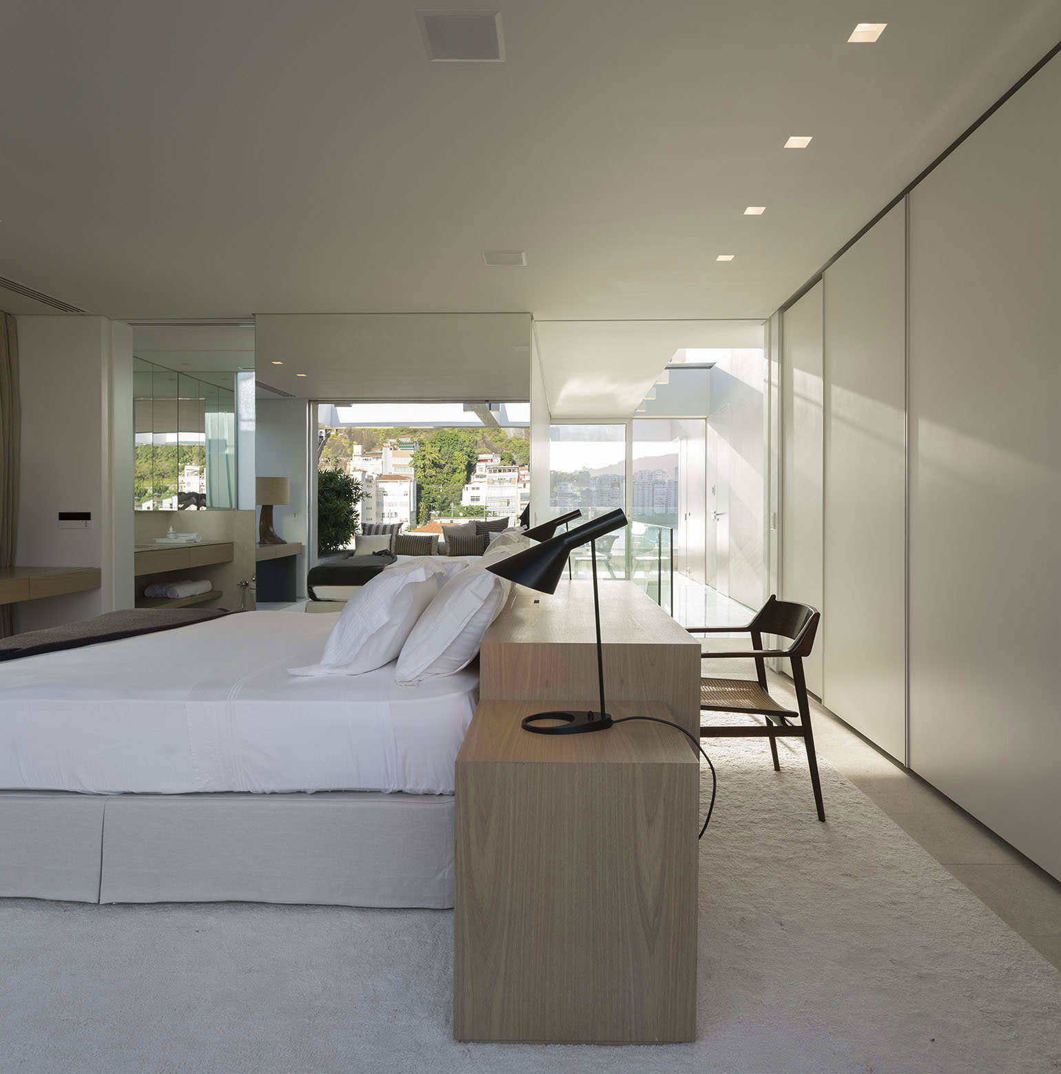 A Stylish Modern Home Sparkles with Classy and Luxurious Interiors in Rio de Janeiro by Studio Arthur Casas (11)