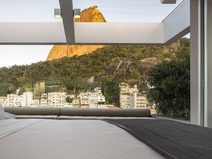 A Stylish Modern Home Sparkles with Classy and Luxurious Interiors in Rio de Janeiro by Studio Arthur Casas (12)