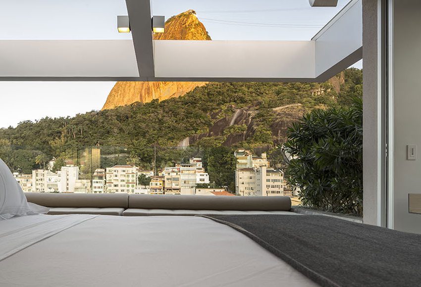 A Stylish Modern Home Sparkles with Classy and Luxurious Interiors in Rio de Janeiro by Studio Arthur Casas (12)