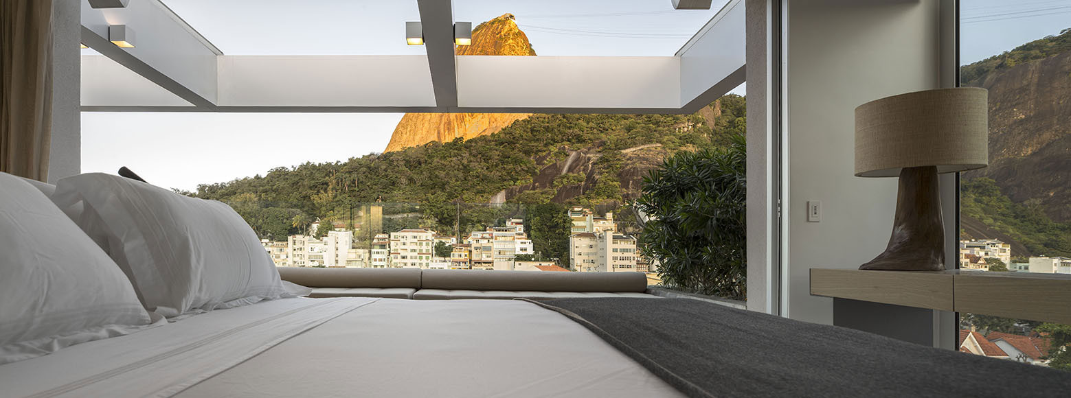 A Stylish Modern Home Sparkles with Classy and Luxurious Interiors in Rio de Janeiro by Studio Arthur Casas (12)